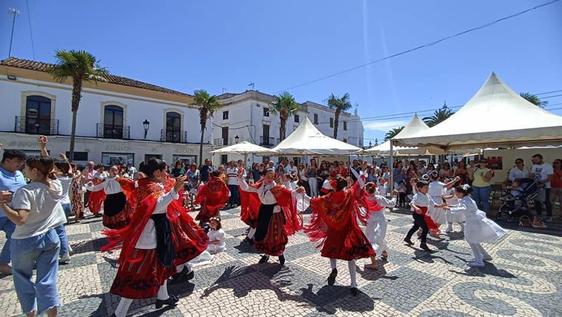 Niños y mayores mantienen viva la tradición de 'La Maya'