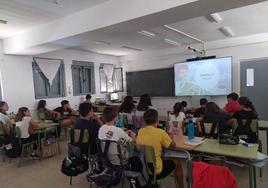 Escolares recibiendo una charla informativa sobre medio ambiente.