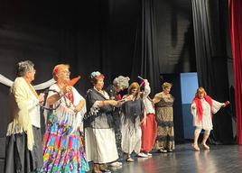 Un momento de la actuación de los mayores