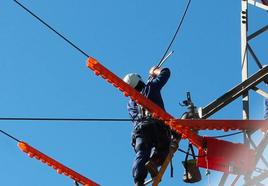 Operario de la empresa edistribución trabajando.