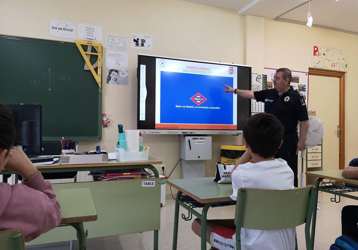 El agente oliventino Olivera galardonado con la 'Medalla de Plata de la Educación Vial'