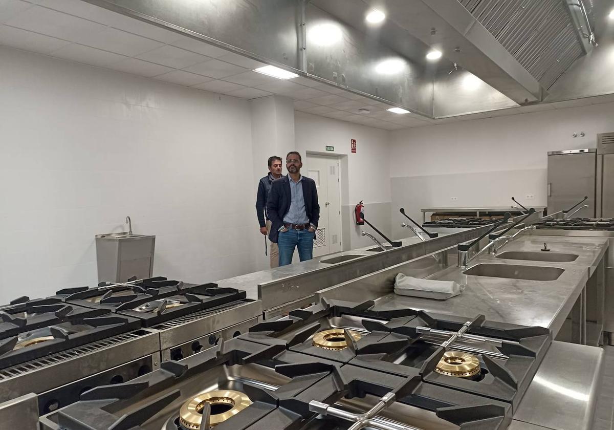 El regidor supervisó la instalación de la nueva cocina.