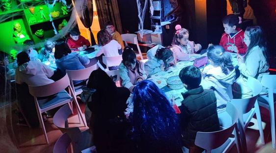 Los asistentes disfrutaron del taller de Halloween en el Museo Papercraft