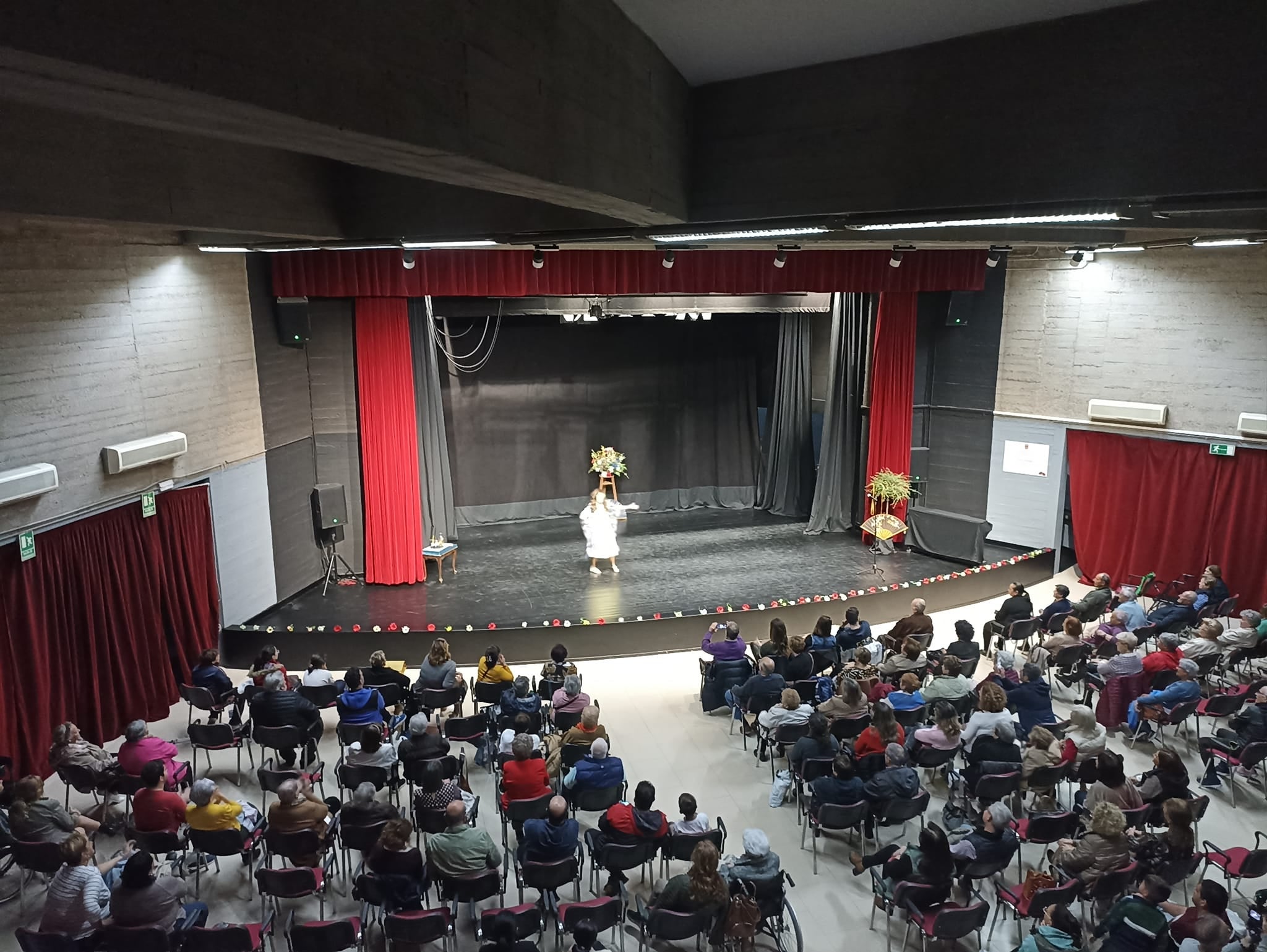 Las artistas del Hogar de Mayores lo dan todo en la Gala Musical 'Fantástica Fiesta'