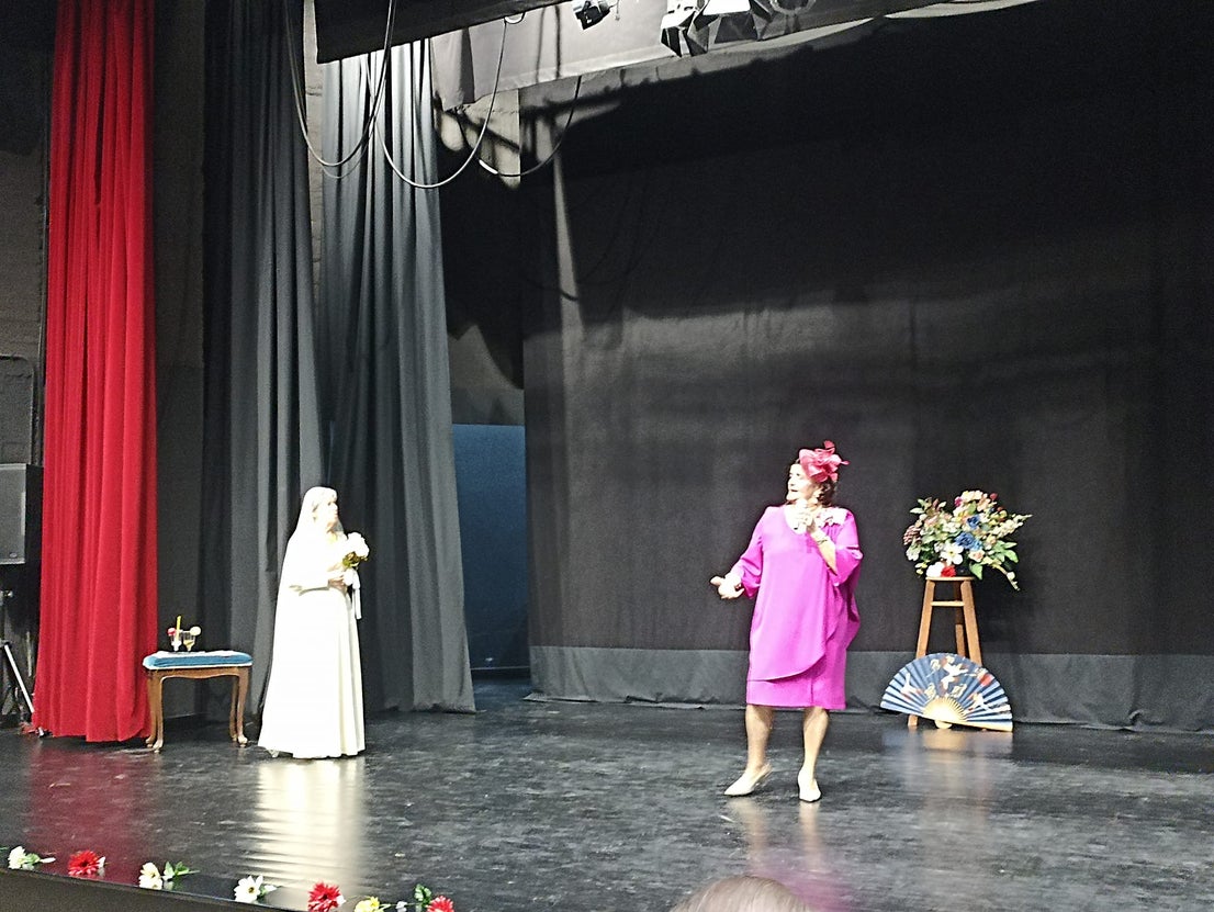 Las artistas del Hogar de Mayores lo dan todo en la Gala Musical 'Fantástica Fiesta'