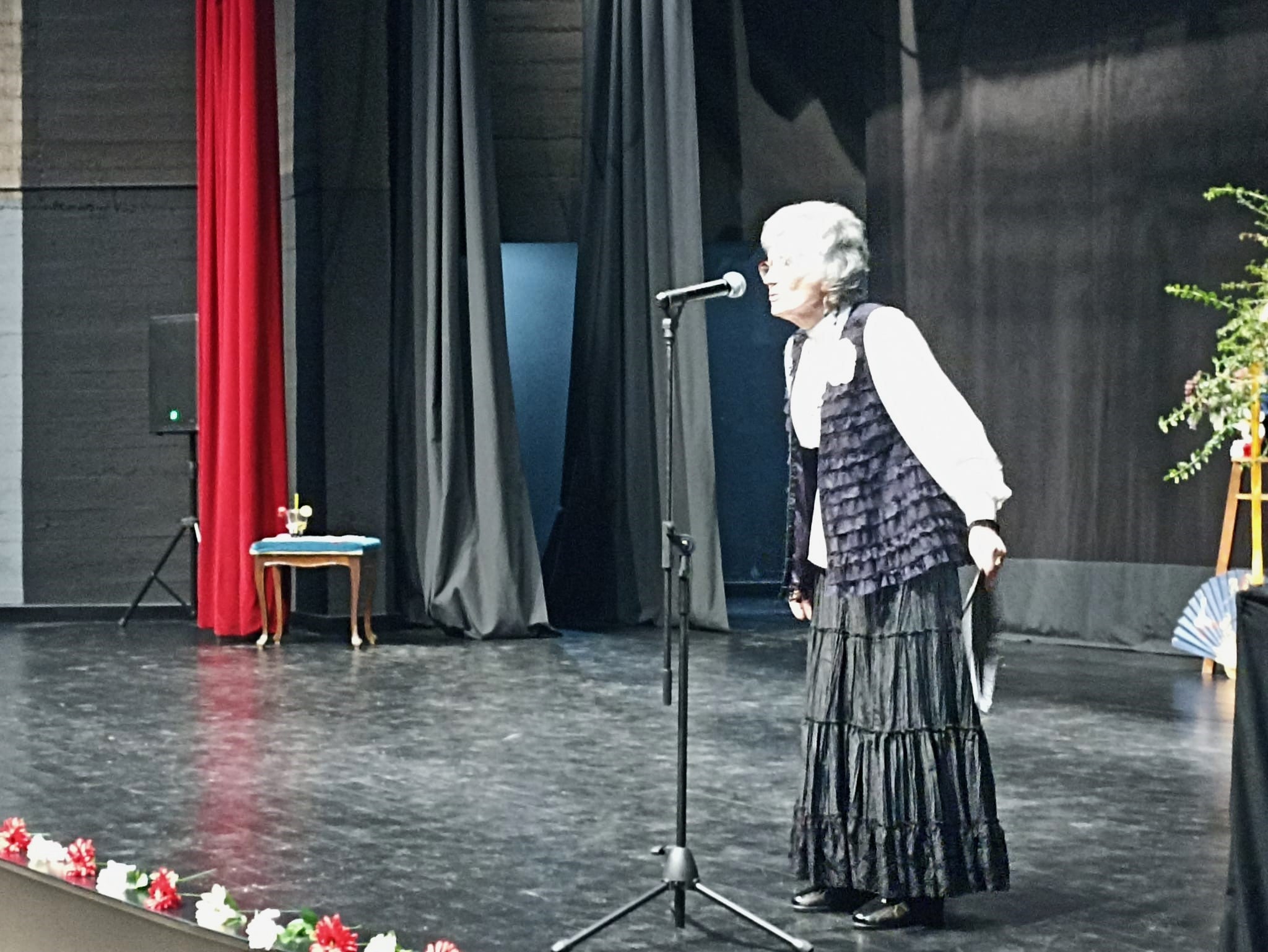 Las artistas del Hogar de Mayores lo dan todo en la Gala Musical 'Fantástica Fiesta'