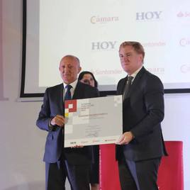 El alcalde de Badajoz hizo entrega del galardón.