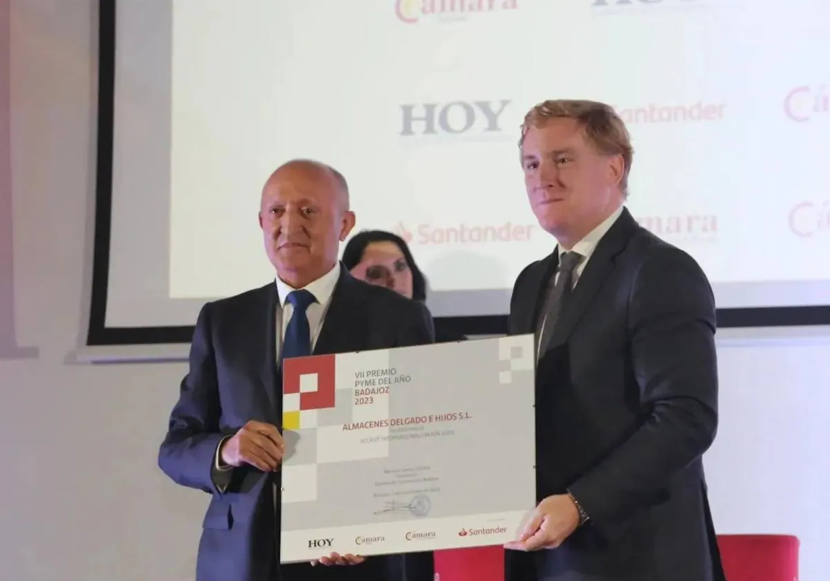 El alcalde de Badajoz hizo entrega del galardón.