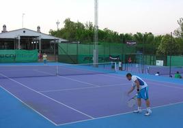 Partido en la cancha de tenis oliventina.
