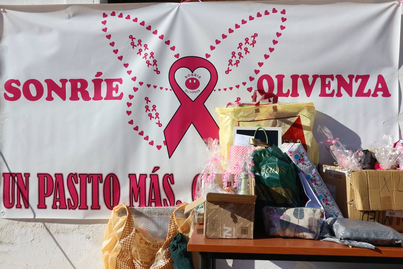 La IX Marcha Solidaria contra el Cáncer de Mama tiñó de rosa las calles oliventinas