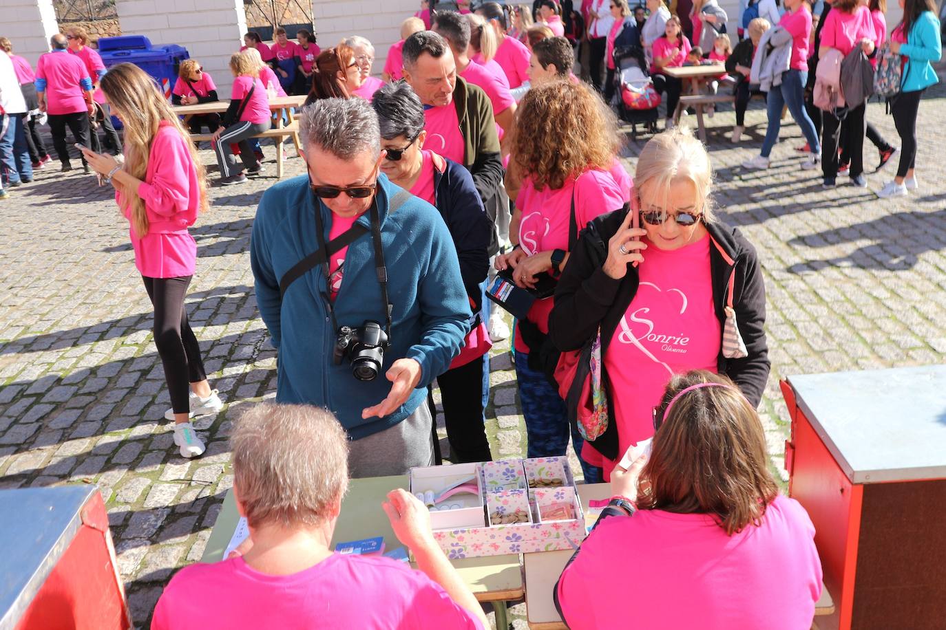 La IX Marcha Solidaria contra el Cáncer de Mama tiñó de rosa las calles oliventinas
