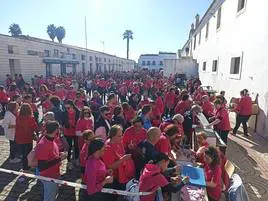 Ambiente en la puerta de la sede de Sonríe Olivenza tras la marcha contra el cáncer