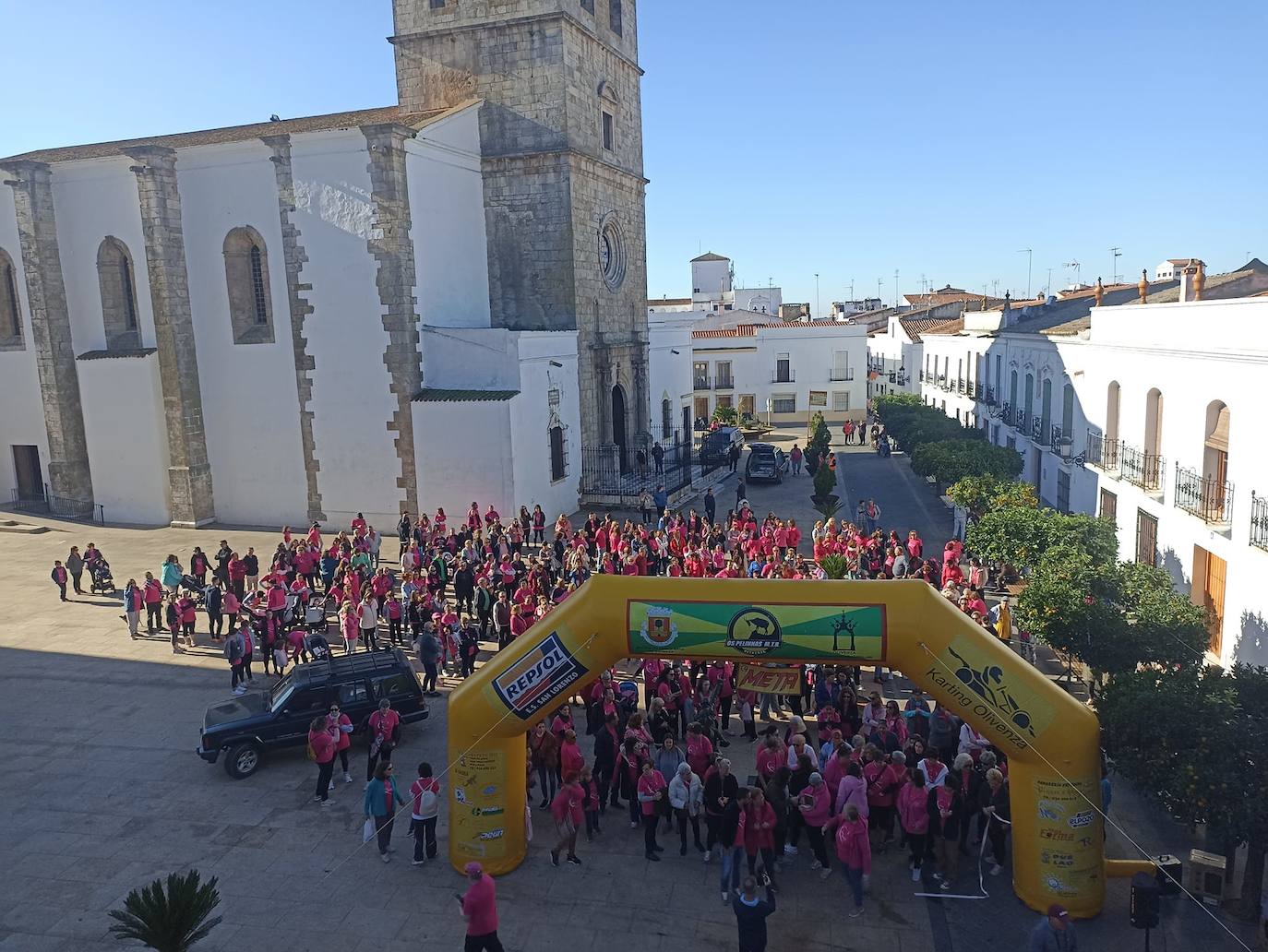 La IX Marcha Solidaria contra el Cáncer de Mama tiñó de rosa las calles oliventinas
