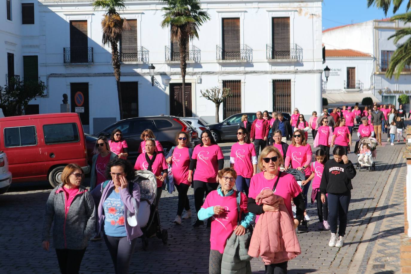 La IX Marcha Solidaria contra el Cáncer de Mama tiñó de rosa las calles oliventinas