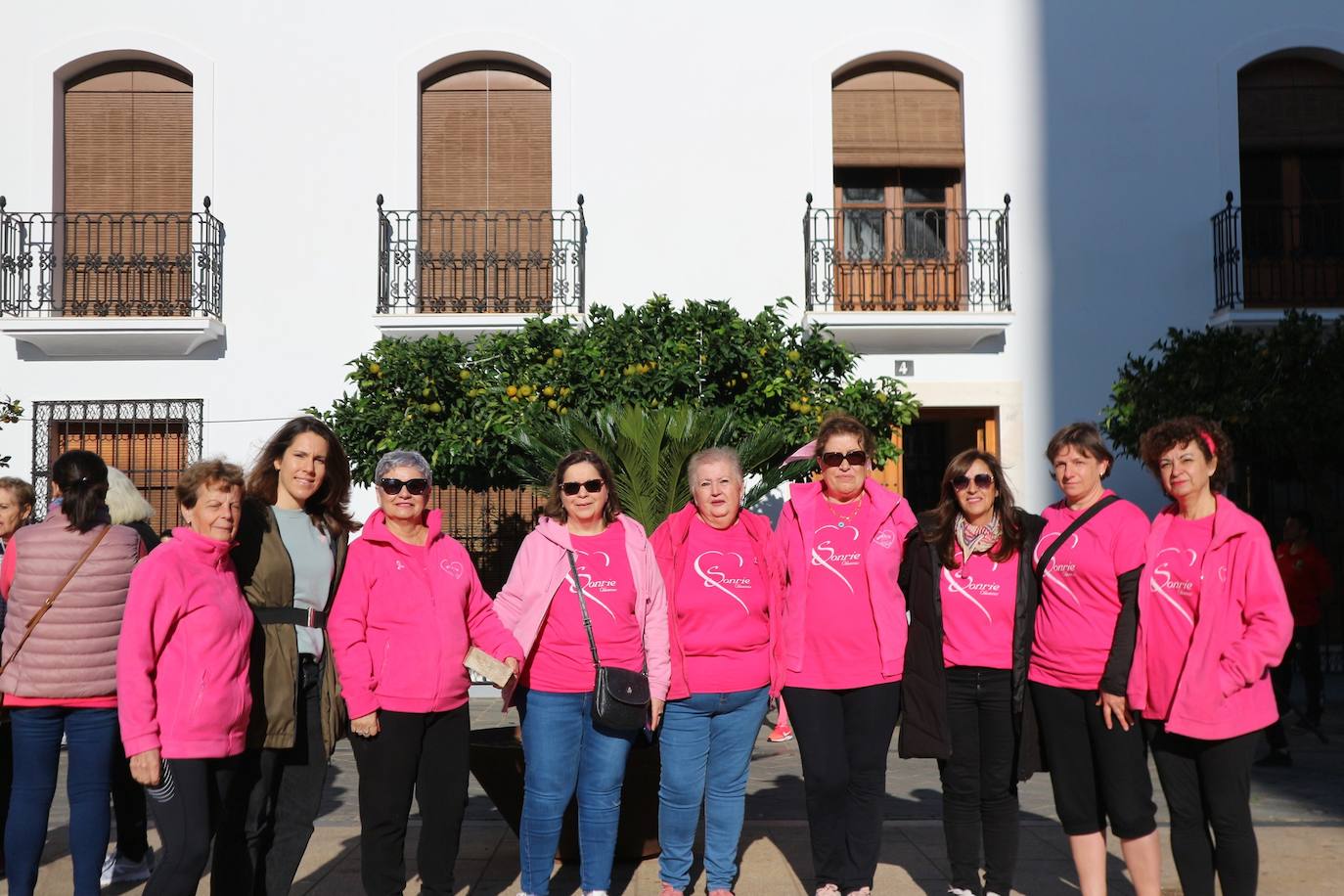 La IX Marcha Solidaria contra el Cáncer de Mama tiñó de rosa las calles oliventinas