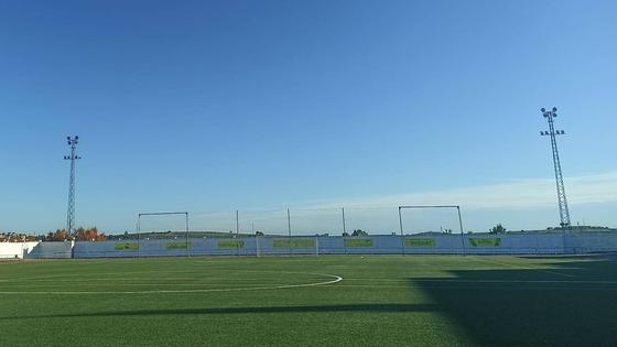 Los nuevos focos del campo de fútbol de césped ya están operativos