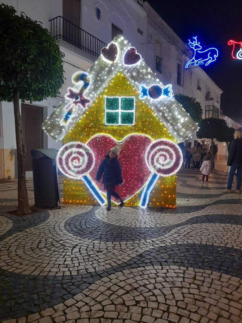La magia de las luces de Navidad llegó entre música, bailes y nieve