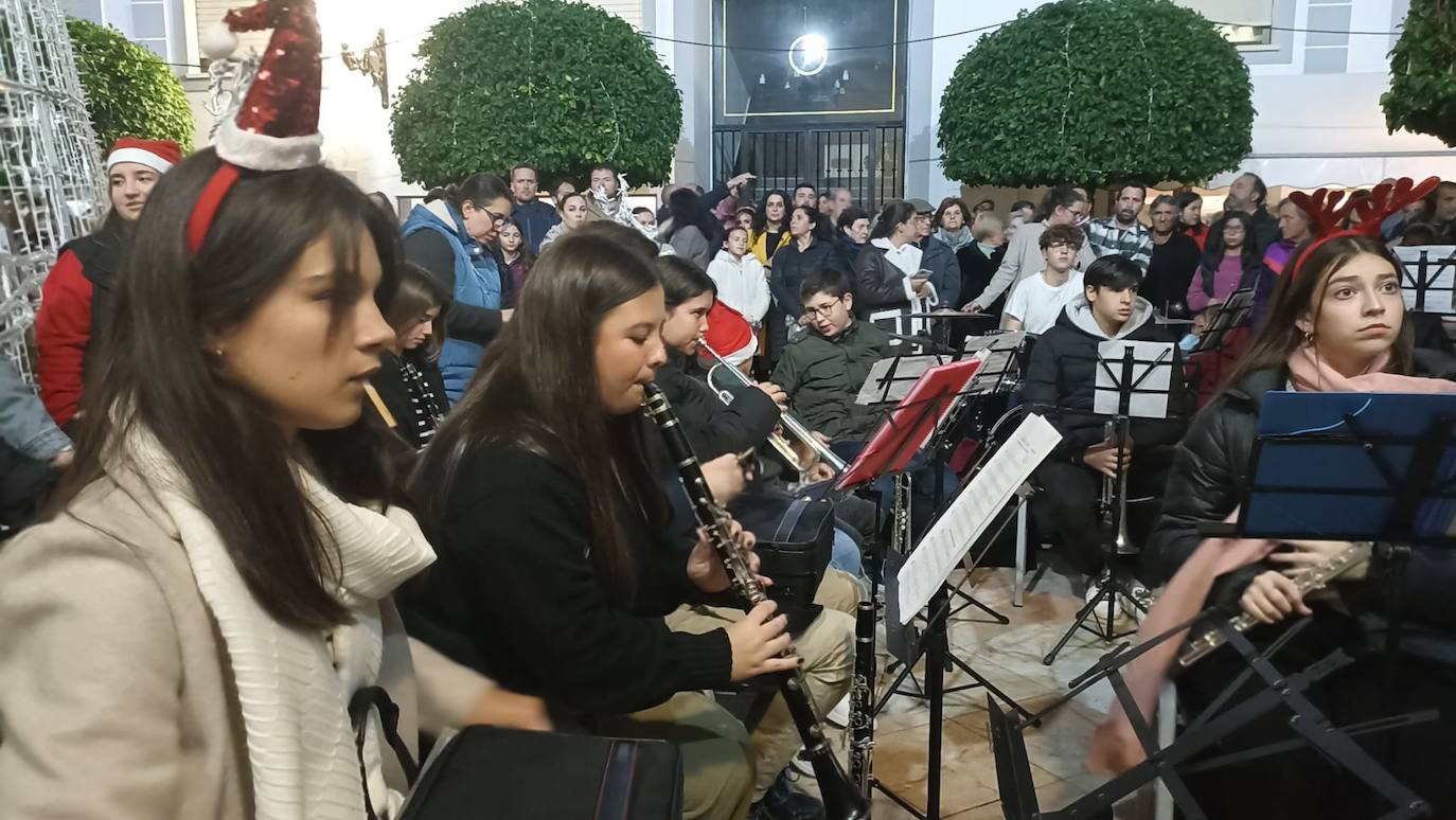 La magia de las luces de Navidad llegó entre música, bailes y nieve