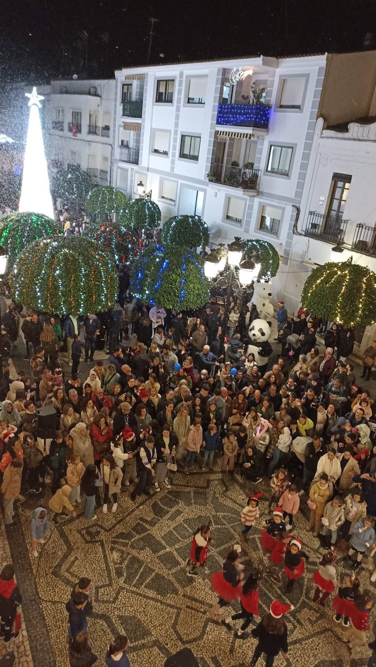 La magia de las luces de Navidad llegó entre música, bailes y nieve