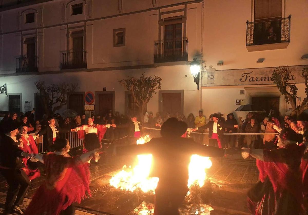 La agrupación 'La Encina' desafió a la lluvia.