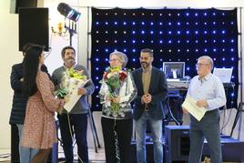 Entrega de un ramo de flores a una de las parejas homenajeadas.
