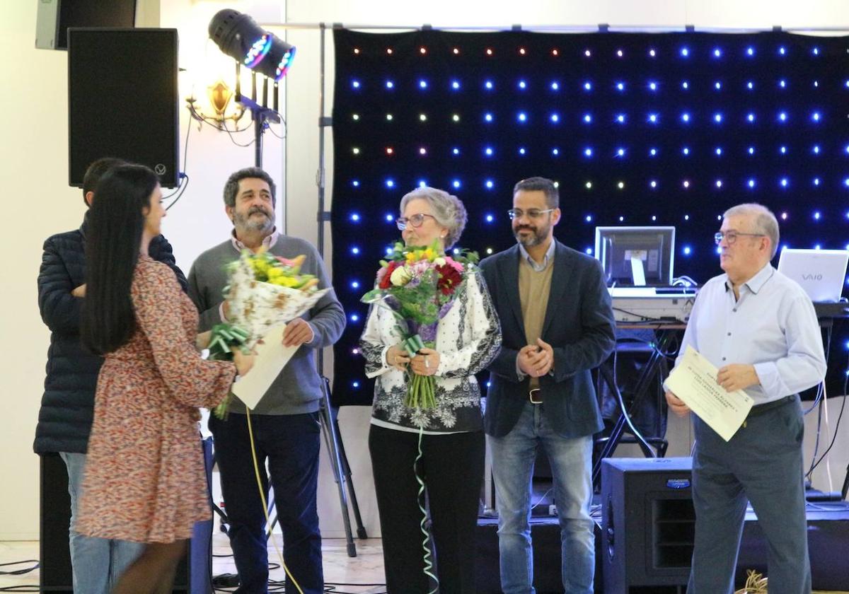 Siete matrimonios homenajeados por sus bodas de oro en la comida de Navidad de los mayores