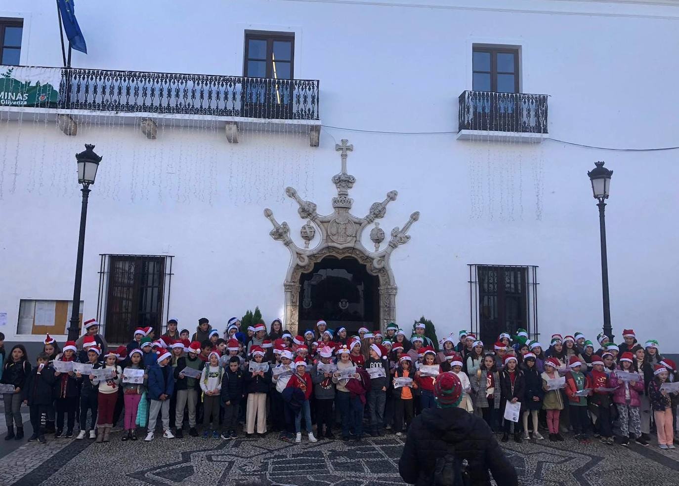 Los alumnos cantaron en la fachada del Ayuntamiento para empezar.