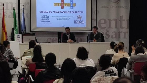 El alumnado de las Escuelas Taller de Olivenza y Villanueva recibieron juntos formación en riesgos laborales