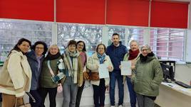 Momento de la entrega de la recaudación.