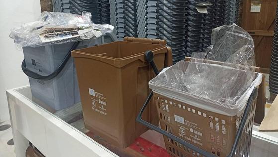 La entrega de material del sistema 'Puerta a puerta' se reduce a un día a la semana