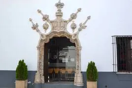 La Puerta Manuelina del Ayuntamiento ilustra el stand de la Junta de Extremadura.
