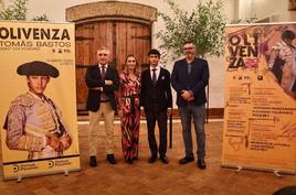 El novillero posó con su apoderada y Cutiño en la presentación.