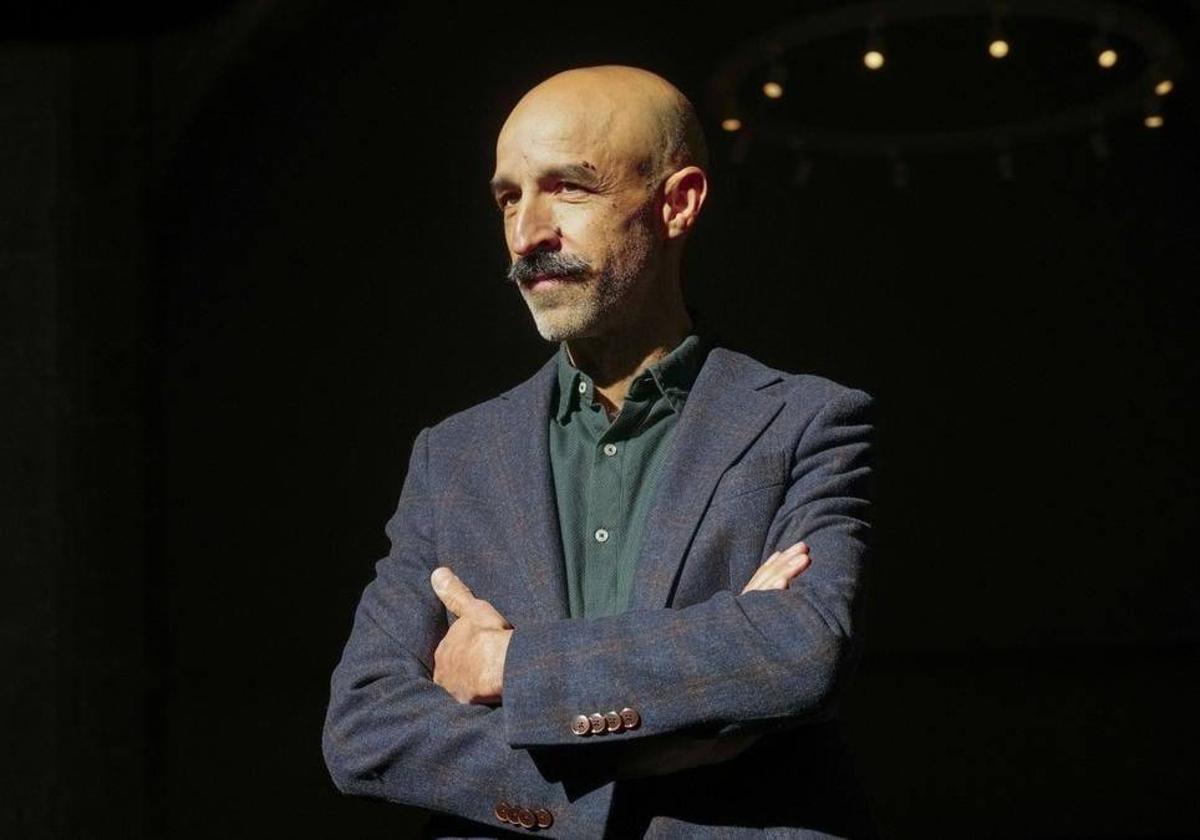 El escritor oliventino Jesús Carrasco gana el premio Biblioteca Breve