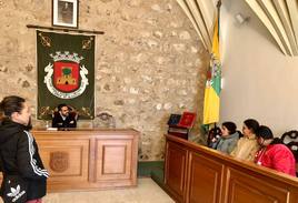 El regidor recibió a los ususarios en el Salón de Plenos.