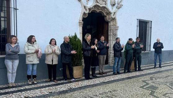El Ayuntamiento secunda el minuto de silencio en repulsa por la muerte de dos guardias civiles