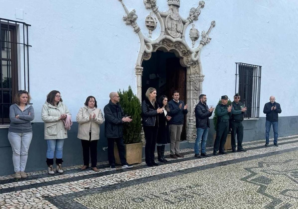 Autoridades y trabajadores han secundado el minuto de silencio.