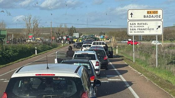 Los agricultores prosiguen con el corte en la EX-107, en el límite de Olivenza con Badajoz