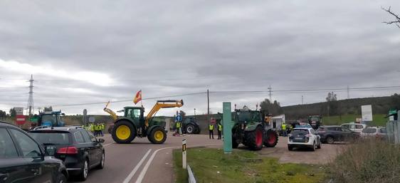 Nueva jornada de corte en la EX-107 por la protesta de los agricultores