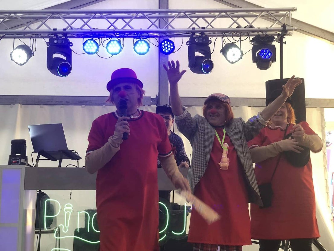 Los carnavaleros inundaron de color, ritmo y alegría las calles de Olivenza