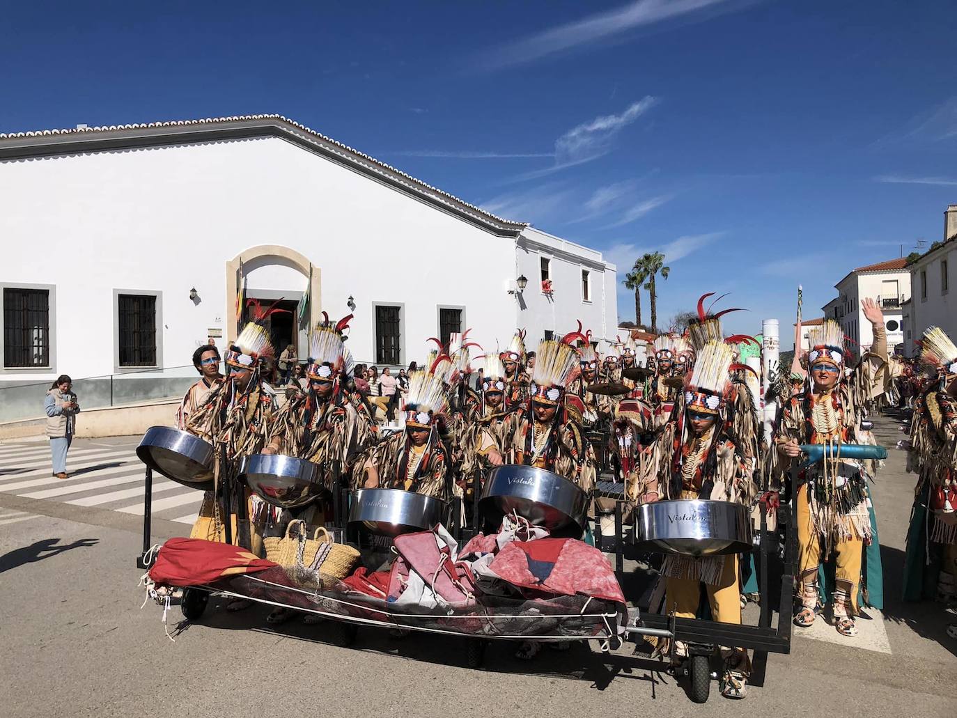 Los carnavaleros inundaron de color, ritmo y alegría las calles de Olivenza