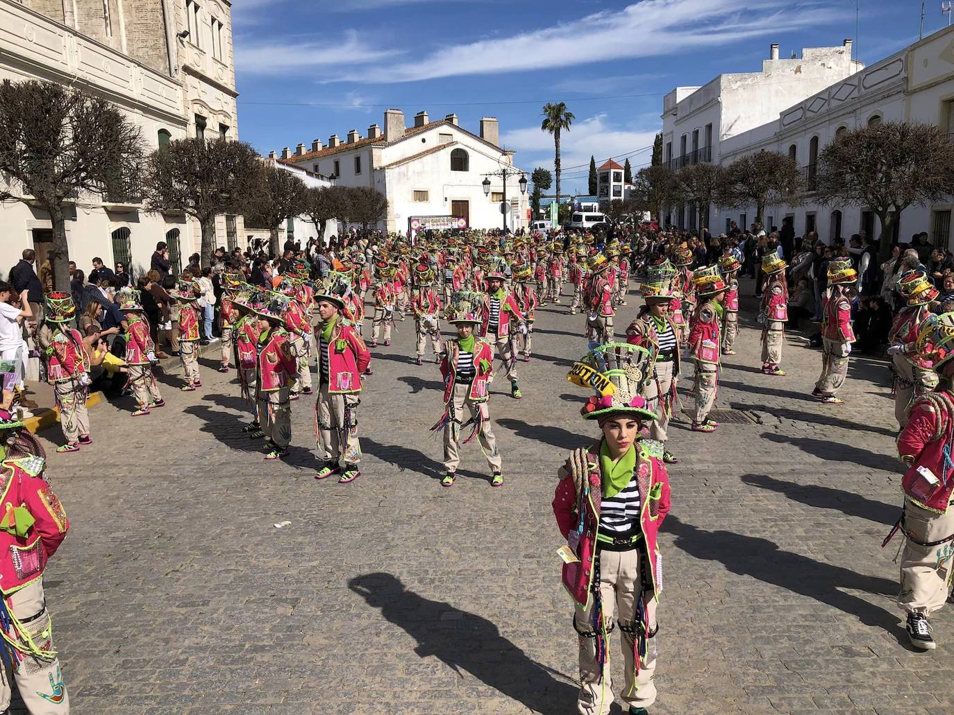 Los carnavaleros inundaron de color, ritmo y alegría las calles de Olivenza