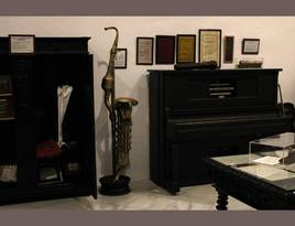 Una de las nuevas donaciones es una escultura de saxofón del artista José Centeno Chavero.