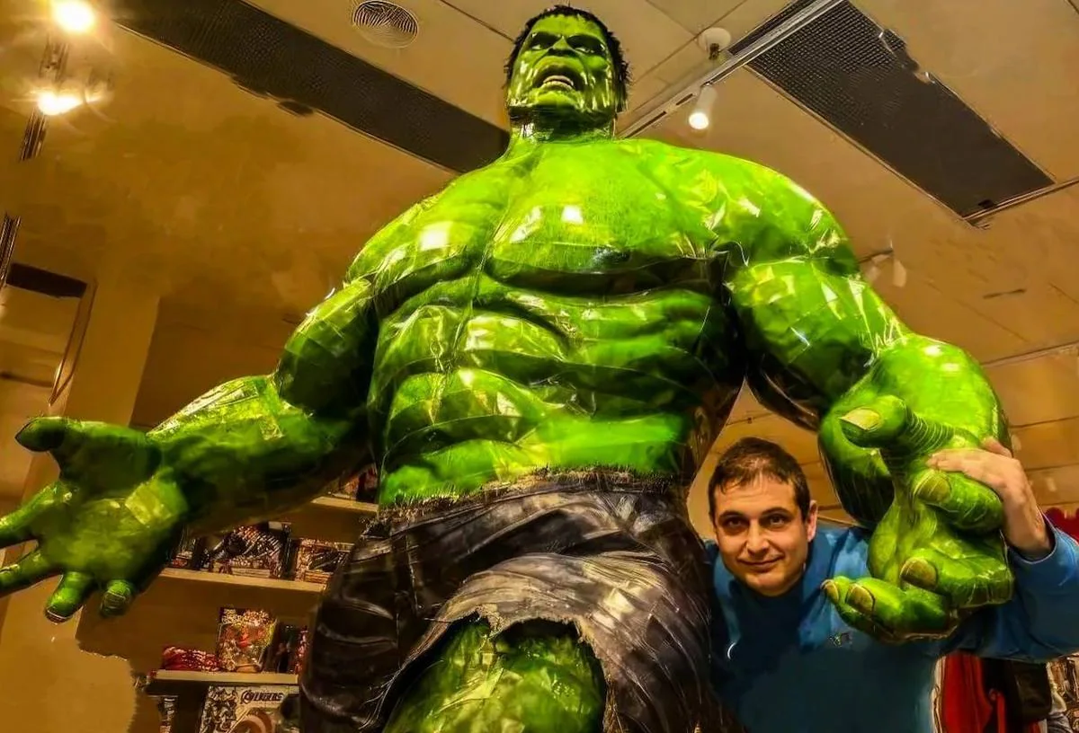 Guillermo Rebollo junto a su magnifica obra 'Hulk