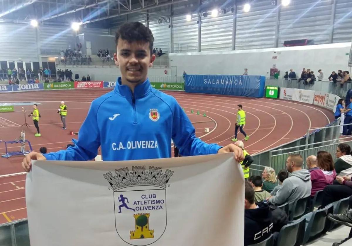 El atleta oliventino mostró orgulloso la bandera del Club de su ciudad.