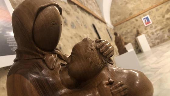 El arte de Pedro Monago y Luis Chamizo, se funden en la exposición 'Versos de nogal'