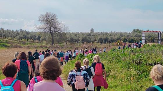 Más de cien senderistas inauguran las rutas de 'Camínate Olivenza'