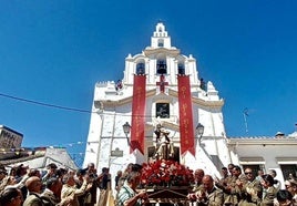 El patrón fue sacado en procesión tras la misa.
