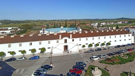 El Ayuntamiento acomete labores de pintura en el antiguo cuartel de caballería