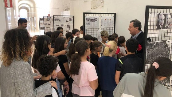 Estudiantes de todos los niveles visitan la exposición 'Revolución de los Claveles'