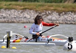 La deportista oliventina en su piragua.